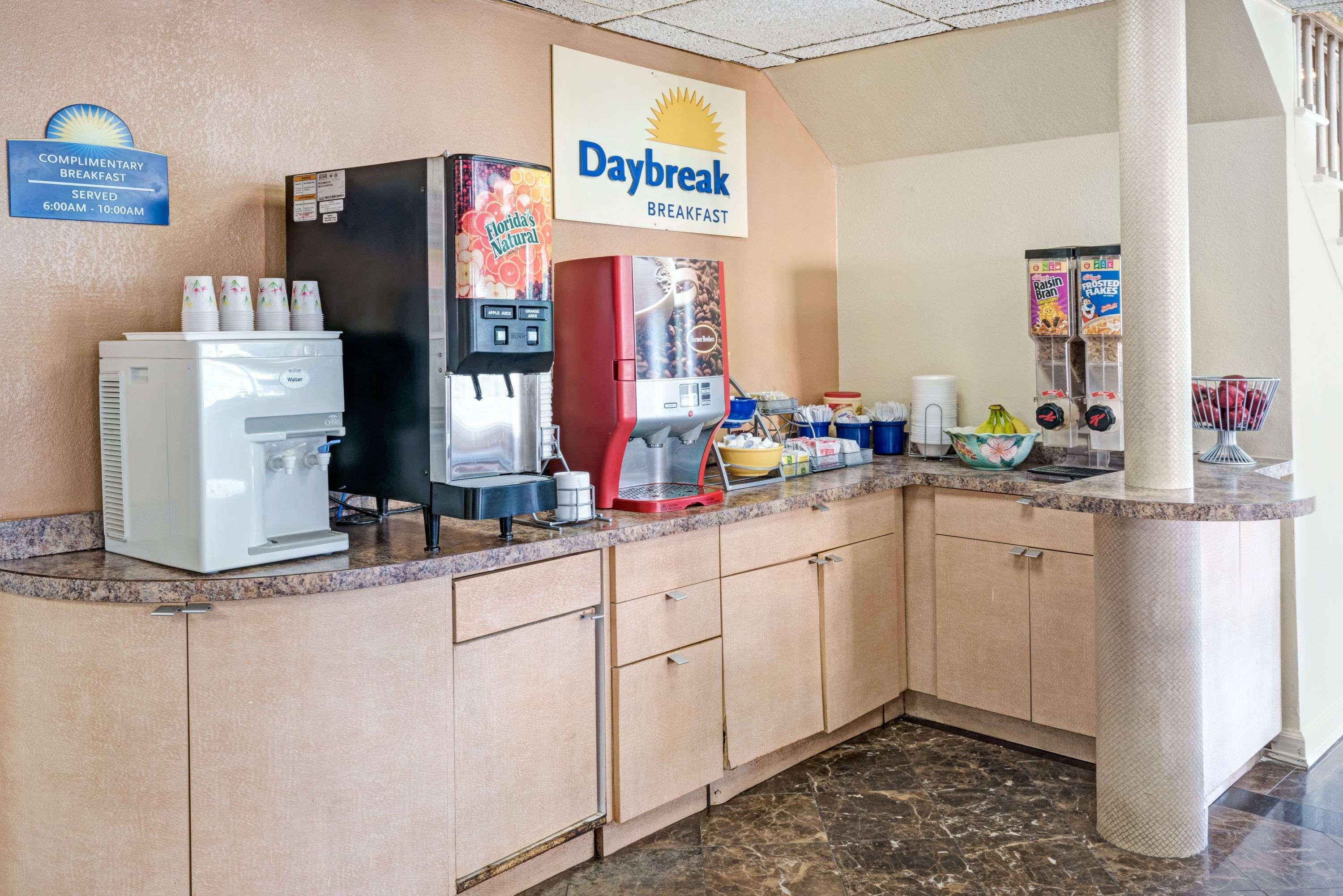 Days Inn By Wyndham Branford New Haven Conference Center Eksteriør billede