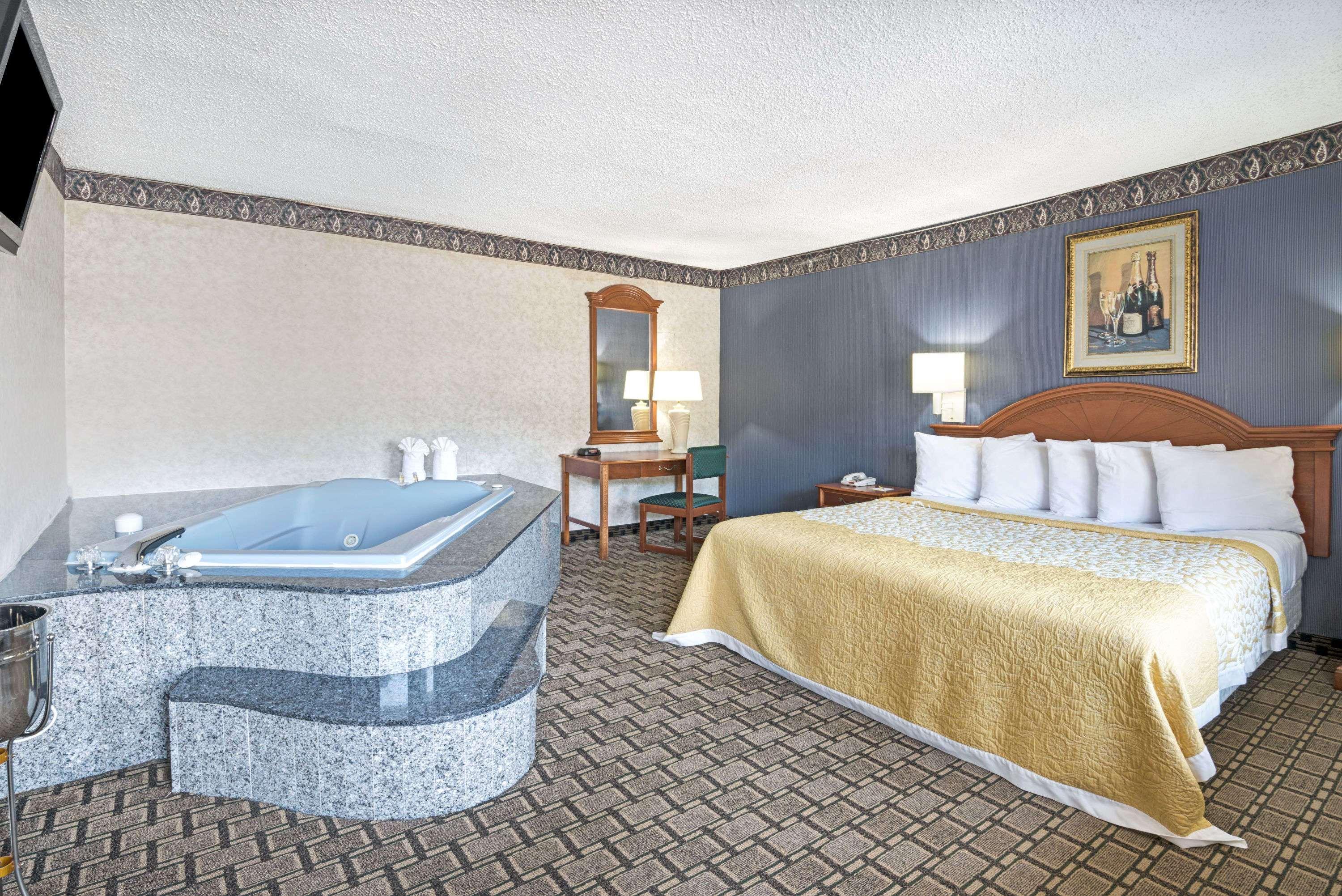Days Inn By Wyndham Branford New Haven Conference Center Eksteriør billede