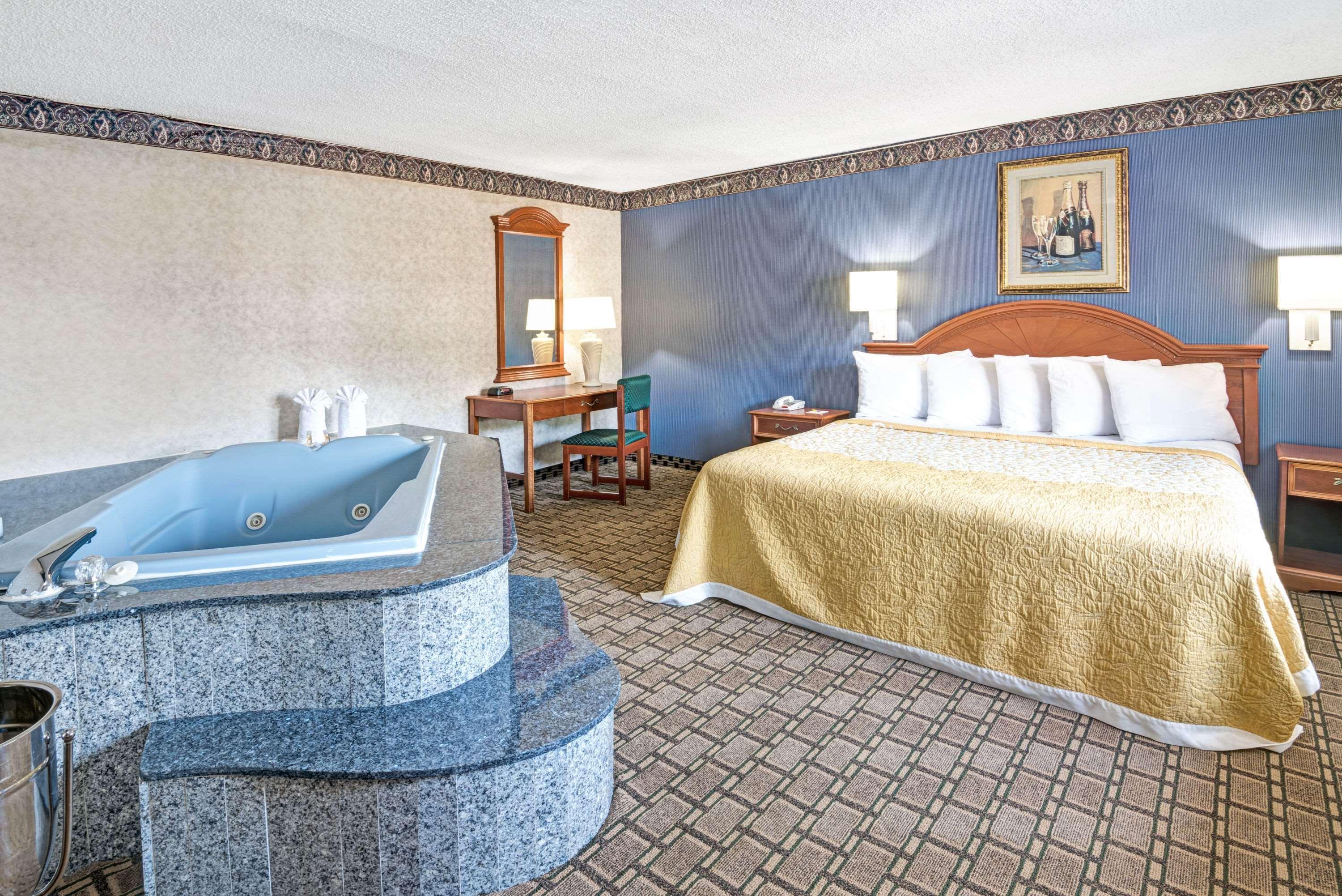 Days Inn By Wyndham Branford New Haven Conference Center Eksteriør billede